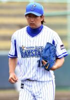 ＤｅＮＡ先発の三嶋は１回表に３失点を喫しがっくりとベンチへ戻る（撮影・鈴木正章）