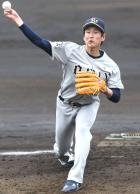 ソフトバンク打線相手に力投するオリックス東明(撮影・今中雄樹)