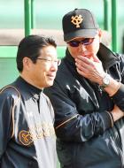 練習中、原沢ＧＭ（左）と顔を近づけて話す巨人原監督（撮影・河野匠）