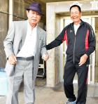 楽天星野シニアアドバイザー（左）を笑顔で見送るＤｅＮＡ中畑監督（撮影・鈴木正章）