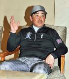 宿舎で取材に応じる工藤公康監督（撮影・菊川光一）