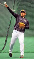 室内練習場でキャッチボールする松坂大輔(撮影・菊川光一)