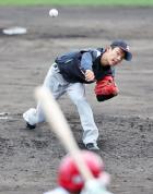 練習試合で5回から登板し2回を無失点に抑えた田中英祐(撮影・藤尾明華)