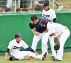 ファウルを追ってフェンスに激突した友永(左)は負傷退場に(撮影・加藤哉)