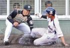８回裏ヤクルト２死一、二塁、上田（右）にタッチするも生還を許す斎藤（撮影・江口和貴）