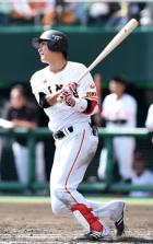 ５回裏巨人１死二、三塁、適時二塁打を放った坂本（撮影・たえ見朱実）