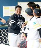 オリックスに勝利しベンチで笑顔を見せる工藤監督(撮影・今中雄樹)