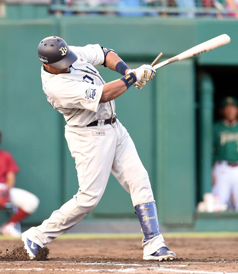 オリックス・ブランコ、バット折りながら3号ソロ - 野球 : 日刊スポーツ