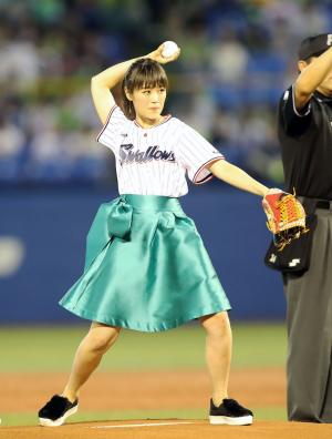Flower鷲尾伶菜「初めてでした」山なり始球式 - 野球 : 日刊スポーツ