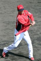 特守で鈴木誠と野間にノックを打つ緒方監督(撮影・藤尾明華)