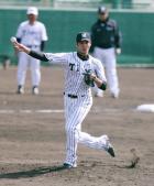けん制、盗塁練習で、けん制球を一塁へ投げる藤浪（撮影・加藤哉）