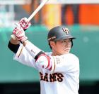 厳しい表情で相手投手に立ち向かう巨人坂本