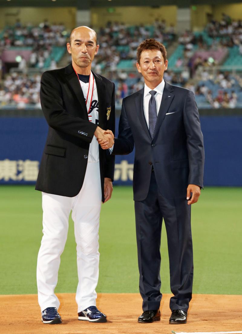 中日和田ニッコリ、立浪氏が名球会ブレザー授与 - 野球 : 日刊スポーツ