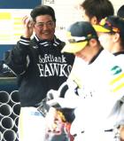 オープン戦に初勝利し、ウイニングボールを手に笑顔を見せる工藤監督