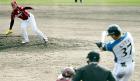 ８回裏日本ハム２死、松井裕（後方）は北を空振り三振に仕留める（撮影・山崎安昭）