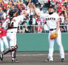 ９回表広島２死、下水流を右飛に仕留めた沢村（右）は表情を崩さず鬼屋敷とハイタッチ