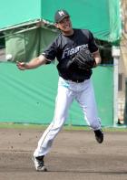 投内連係で本塁に送球する日本ハム大谷(撮影・黒川智章)