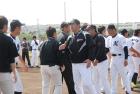 キャンプを打ち上げ、１人１人と握手を交わすロッテ伊東監督（撮影・古川真弥）