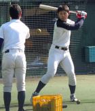 沼津キャンプ初日、ティー打撃を行う明大・高山（撮影・前田祐輔）