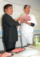 美崎牛の贈呈式で「モ～」とさけぶ巨人原監督（撮影・たえ見朱実）