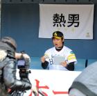 宝くじロト７のＣＭ撮影で当選に驚くシーンを演じるソフトバンク中田（撮影・菊川光一）