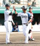 ３回裏日本ハム無死一塁、２点本塁打を放ちレアード（左）とタッチをかわす中田（撮影・江口和貴）