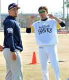 試合前、オリックス中島と話すソフトバンク松坂（撮影・菊川光一）