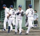 ヤクルト対日本ハム 2回表終了後、大引(右端)とタッチをかわす由規(撮影・江口和貴)