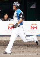 １回裏、中田は顔をゆがめて一塁に向かう（撮影・黒川智章）