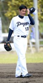 17日、練習中にさえない表情を見せる岩瀬(撮影・前岡正明)