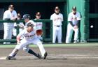 ５回表中日２死三塁、亀沢は遊撃適時内野安打を放つ。一塁手堂上（撮影・前岡正明）