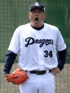 今キャンプで初めて打撃投手を務め気合の表情を見せる山本昌（撮影・前岡正明）