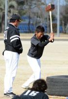 工藤監督（左）に見守られハンマートレを行う嘉弥真（撮影・菊川光一）