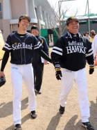 武田（左）と談笑しながら移動する工藤監督（撮影・菊川光一）