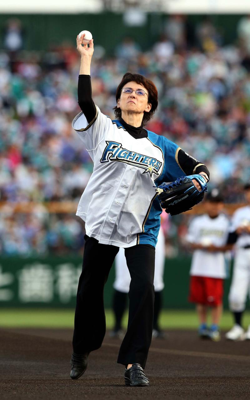 スタルヒン生誕100年記念で長女が始球式 - 野球 : 日刊スポーツ
