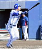 ５回裏ＤｅＮＡ　バックスクリーンに３点本塁打を放つ筒香（撮影・鈴木正章）