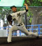 先発する21日の中日戦に向け、ブルペンで投げるロッテ・チェン(撮影・古川真弥)