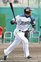 日本ハム対ハンファ　１回裏日本ハム１死、二塁打を放つ田中（撮影・江口和貴）