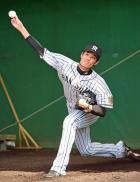 ブルペンで投球練習を行う藤浪(撮影・清水貴仁)