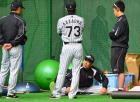 別メニューでストレッチを行う福留はコーチ陣と話す(撮影・清水貴仁)