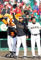 広島を下した原監督(中央)はファンの声援に応える。右は川相ヘッドコーチ(撮影・河野匠)