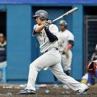 ソフトバンク対オリックス 4回表、中前打を放つ中島(撮影・今中雄樹)