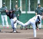 能見(手前)相手に打撃練習を行うゴメス(撮影・清水貴仁)
