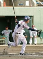 練習試合で中前適時打を放つ川端（撮影・江口和貴）