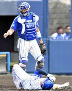 １回裏、自打球を右足に当てた梶谷（下）はその場に倒れ込む（撮影・鈴木正章）