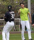 武田勝(左)にツッコミを入れる日本ハム大谷(撮影・本間翼)