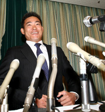 ＦＡ宣言し記者会見で笑顔を見せる中日福留（撮影・加藤哉）
