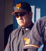 試合後、ミーティングが行われ原監督は渋い表情（撮影・橘信男）