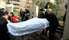 13日未明に亡くなった稲尾氏の遺体が自宅に運ばれる（撮影・藤尾明華）