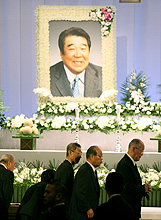 稲尾氏に最後の別れを告げる元西鉄の和田氏（右から３人目）ら参列者（撮影・藤尾明華）